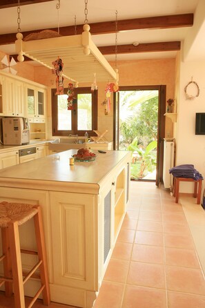 Refrigerador, microondas, horno y lavavajillas