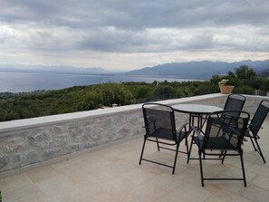 Outdoor dining - Magda's house is a vacation house with shared pool and breathtaking view (Μεγάλη Μαντινεία)