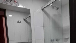 Chuveiro, chuveiro com efeito de chuva, secador de cabelo 