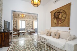 TV, fireplace - Naxos Center Houses - Sweet Home (Νάξος)