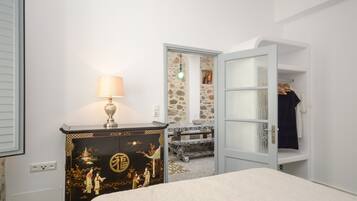 2 bedrooms, soundproofing, iron/ironing board, WiFi