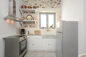 Fridge, oven, stovetop, coffee/tea maker - Naxos Center Houses - Sweet Home (Νάξος)