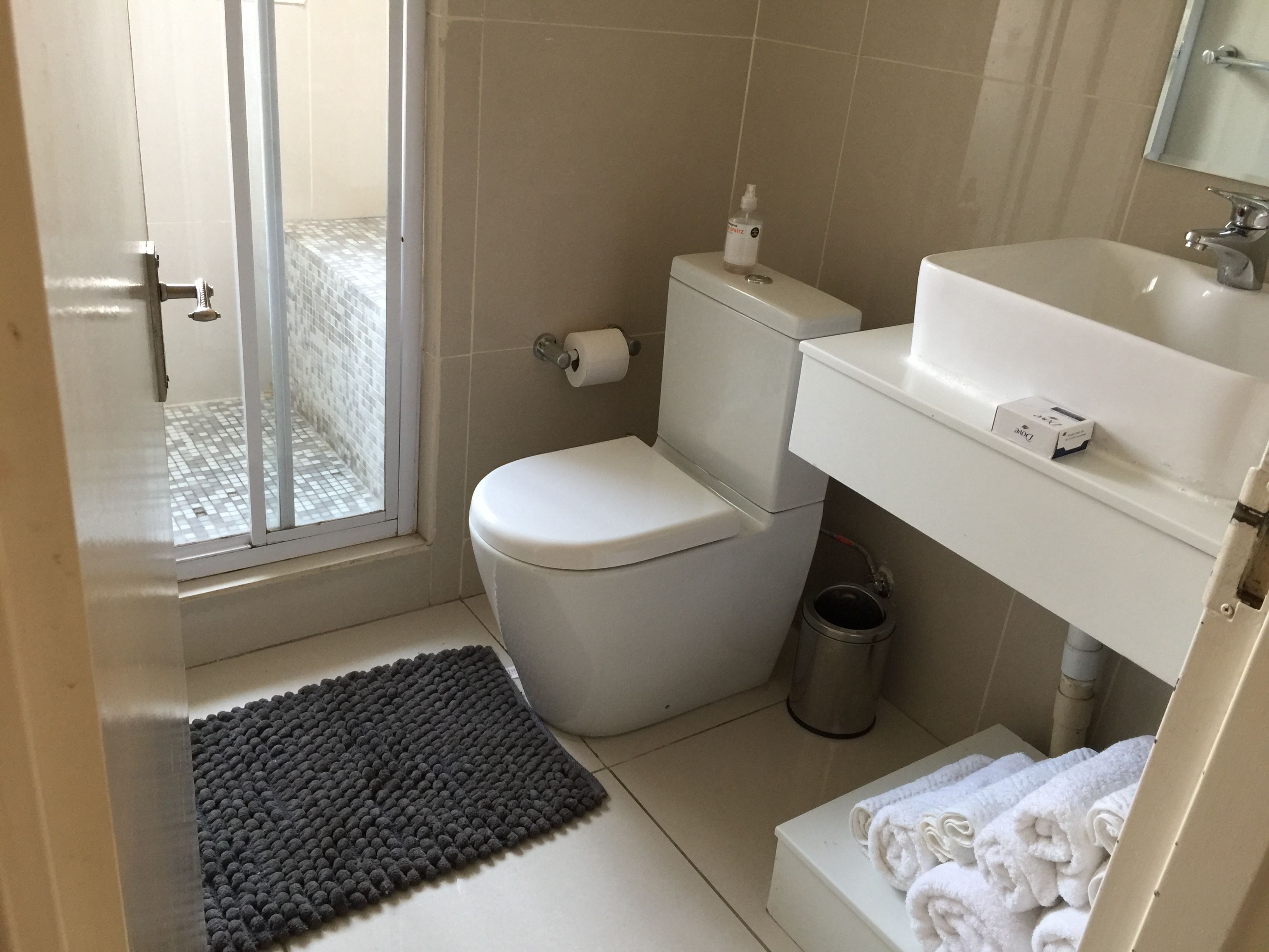 Apartamento básico, 3 quartos | Banheiro | Banheira e chuveiro separados, chuveiro com efeito de chuva