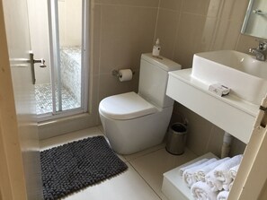 Departamento básico, 3 habitaciones | Baño | Tina y regadera independientes, regadera tipo lluvia, toallas, jabón 