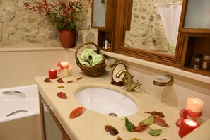 Combined shower/bathtub, hair dryer, towels, soap - Crete villa Estia (Ρεθυμνο)