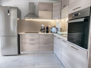 Kühlschrank, Mikrowelle, Ofen, Herdplatte