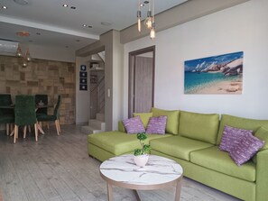 Smart-TV, Kamin, DVD-Player, Bücher