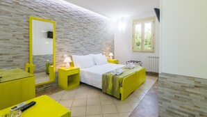 Une chambre à coucher moderne avec un lit, un miroir, une table de chevet avec une lampe et une fenêtre.