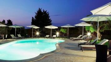 Piscine extérieure, parasols de plage, chaises longues