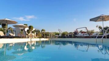 Piscina all'aperto, ombrelloni da piscina, lettini