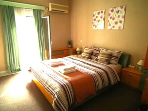 2 quartos, escrivaninha, ferros/tábuas de passar roupa, berço de viagem