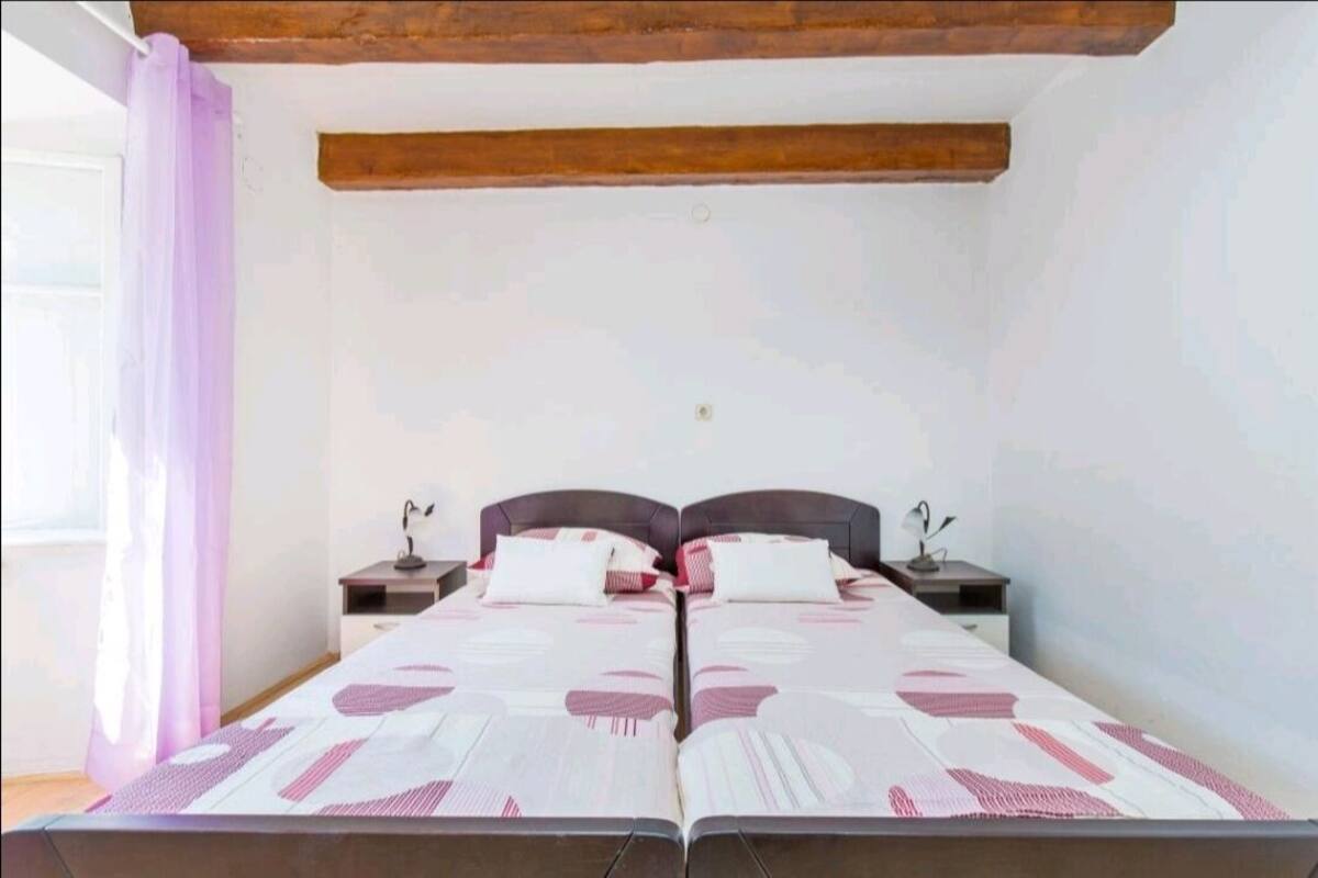 Soundproofing, free WiFi, bed sheets