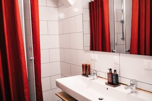 Free toiletries, hair dryer, towels - Hotel Krumbach (Krumbach)