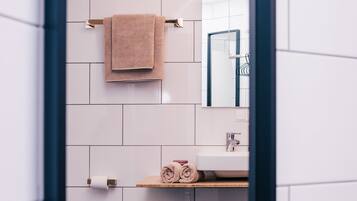 Kostenlose Toilettenartikel, Haartrockner, Handtücher