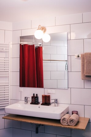 Amenidades de baño gratuitas, secadora de cabello, toallas 