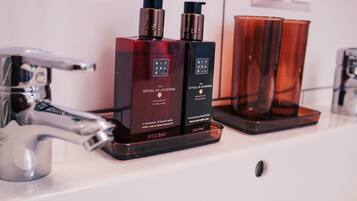 Articles de toilette gratuits, sĂšche-cheveux, serviettes fournies