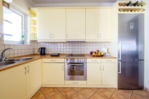 Horno, lavavajillas, cafetera y tetera y tostadora 