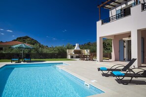 Outdoor pool - Armonia Villas Kefalonia, “Beautiful location, deluxe services" (Lixouri)