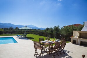 Outdoor dining - Armonia Villas Kefalonia, “Beautiful location, deluxe services" (Lixouri)