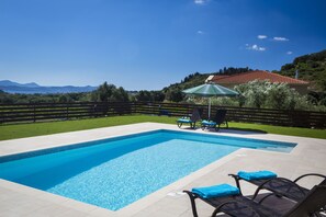 Outdoor pool - Armonia Villas Kefalonia, “Beautiful location, deluxe services" (Lixouri)