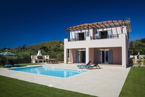 Outdoor pool - Armonia Villas Kefalonia, “Beautiful location, deluxe services" (Lixouri)