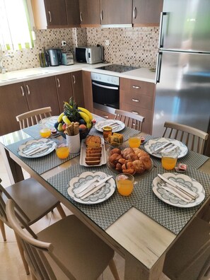 Kühlschrank, Mikrowelle, Ofen, Wasserkocher mit Kaffee-/Teezubehör