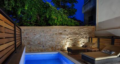 Elvina City Maizonette House with private solar heated pool