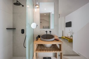 Ensemble douche/baignoire, sèche-cheveux, serviettes fournies, savon