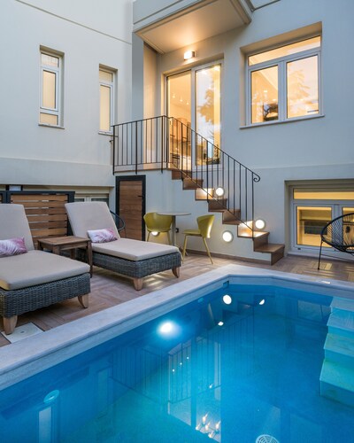 Elvina City Maizonette House with private solar heated pool 