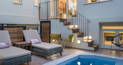 Elvina City Maizonette House with private solar heated pool