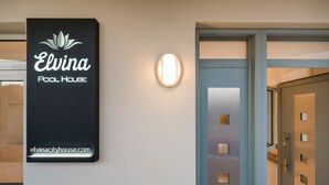 Schild für 'Elvina Pool House' mit einer Webadresse.