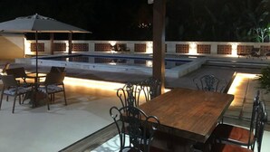 Quầy bar bên hồ bơi