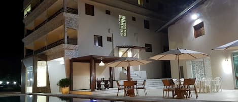 Facciata della struttura - sera/notte