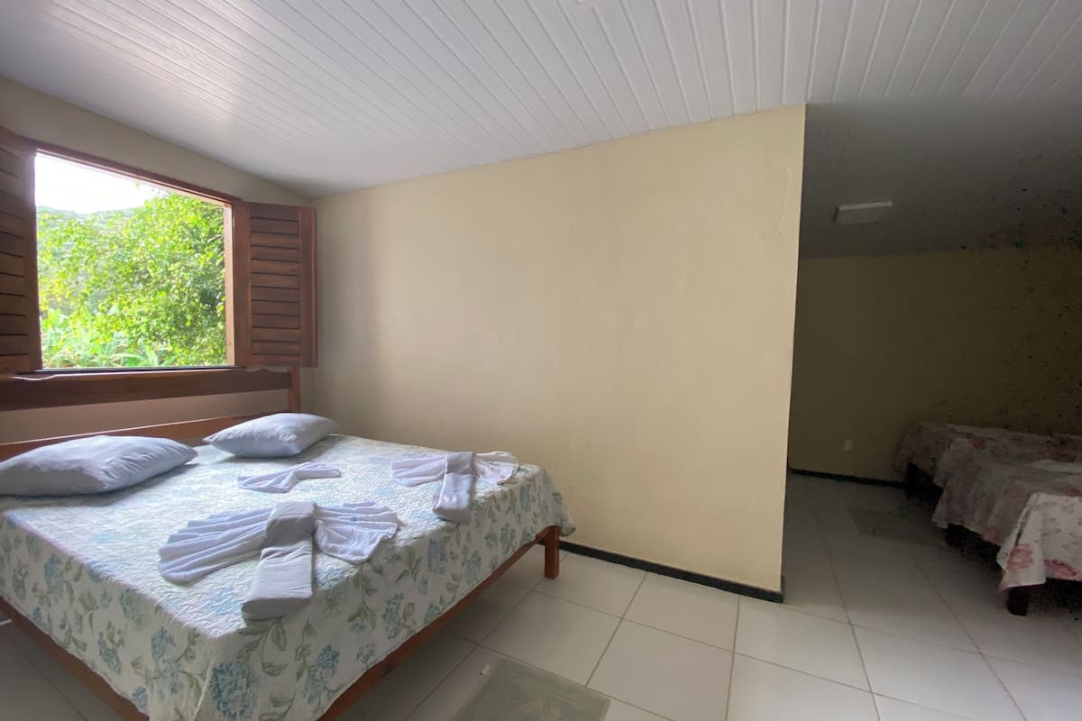 Habitación cuádruple, varias camas | 2 dormitorios, wifi gratis, ropa de cama