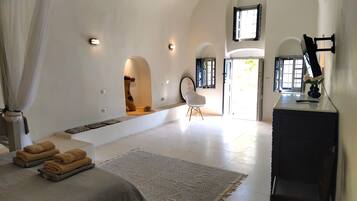 2 bedrooms, in-room safe, iron/ironing board, travel cot