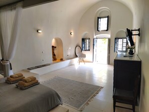 2 bedrooms, in-room safe, iron/ironing board, travel cot - Winery House where dreams live... Villa with private pool and stunning garden (Φοινικιά)