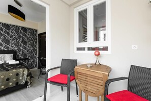 1 habitación, caja de seguridad en la habitación y escritorio 