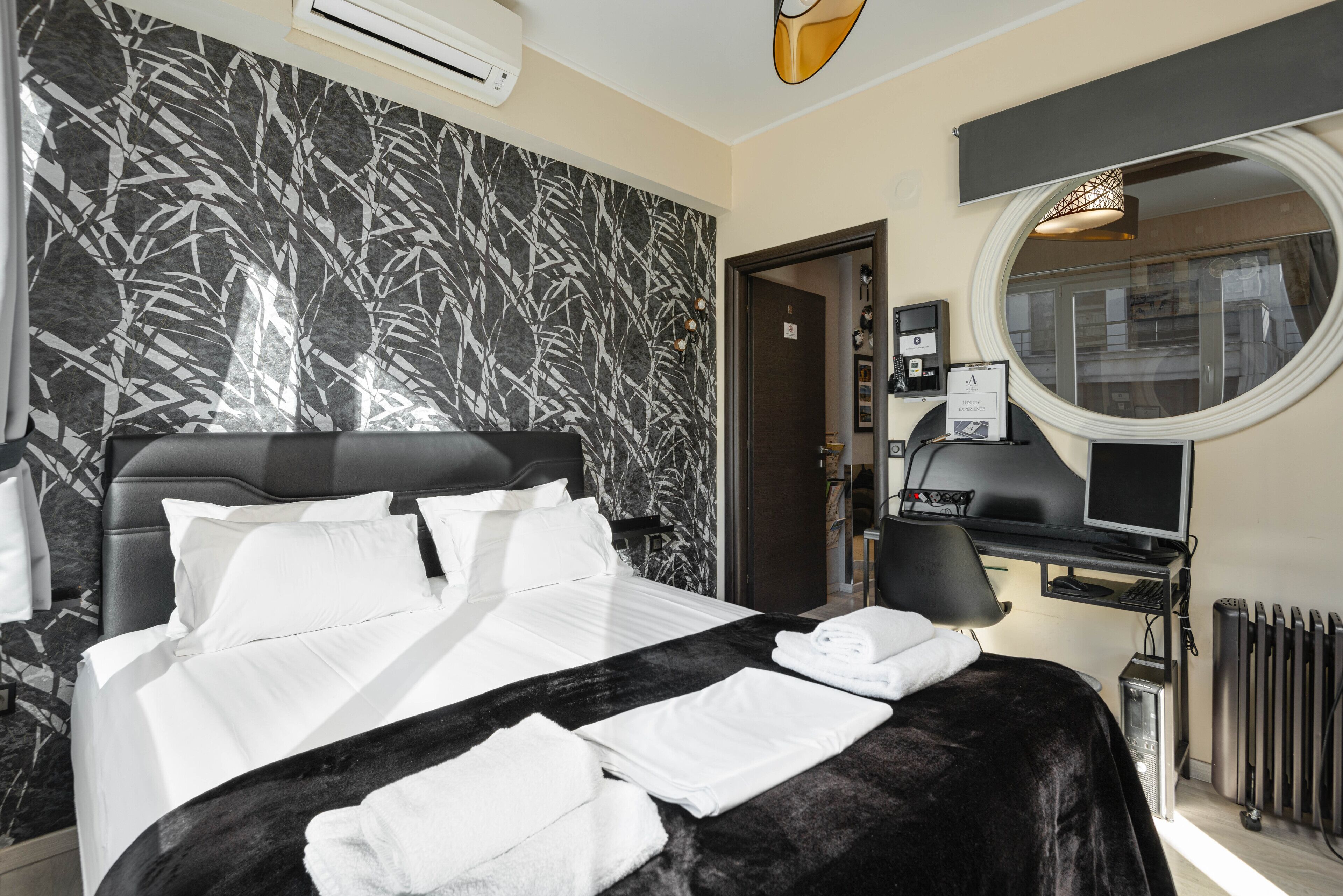 1 camera, una cassaforte in camera, una scrivania, ferro/asse da stiro