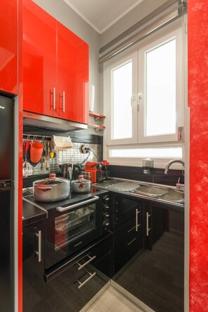 Fridge, oven, stovetop, coffee/tea maker - ★CENTRAL LUXURY MINI SUITE JULIET★JUST RENOVATED (Θεσσαλονίκη)