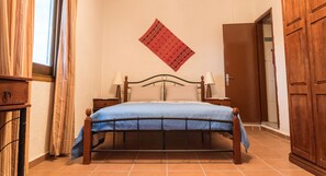 1 chambre, coffres-forts dans les chambres, fer et planche à repasser