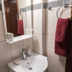 Sèche-cheveux, serviettes fournies