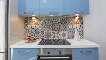 Kühlschrank, Mikrowelle, Ofen, Geschirrspüler