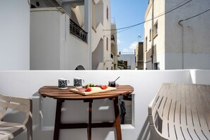 Outdoor dining - Eudaimonia apartments (Νάξος)