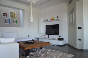 TV, fireplace, stereo - Villa with pool in Anavyssos - View to Saronikos (Ανάβυσσος)