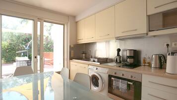 Fridge, microwave, oven, coffee/tea maker