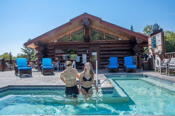 Outdoor spa tub