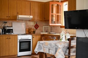 Een koelkast, een oven, een vaatwasser, een koffiezetapparaat/waterkoker