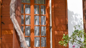 A wooden door with a window, a wooden pergola, and pink flowers. - Villa Karmilos - A family Villa near the cretan sea and the mountains (Sissi)