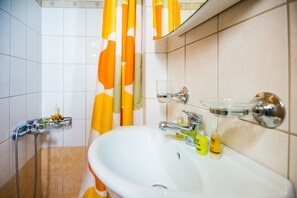 Badekar, hårtørrer, håndklæder, Sæbe