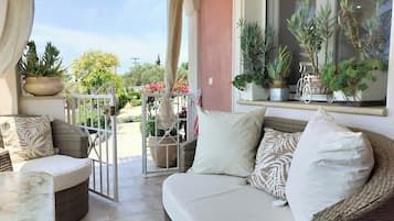 智能電視、壁爐、書籍